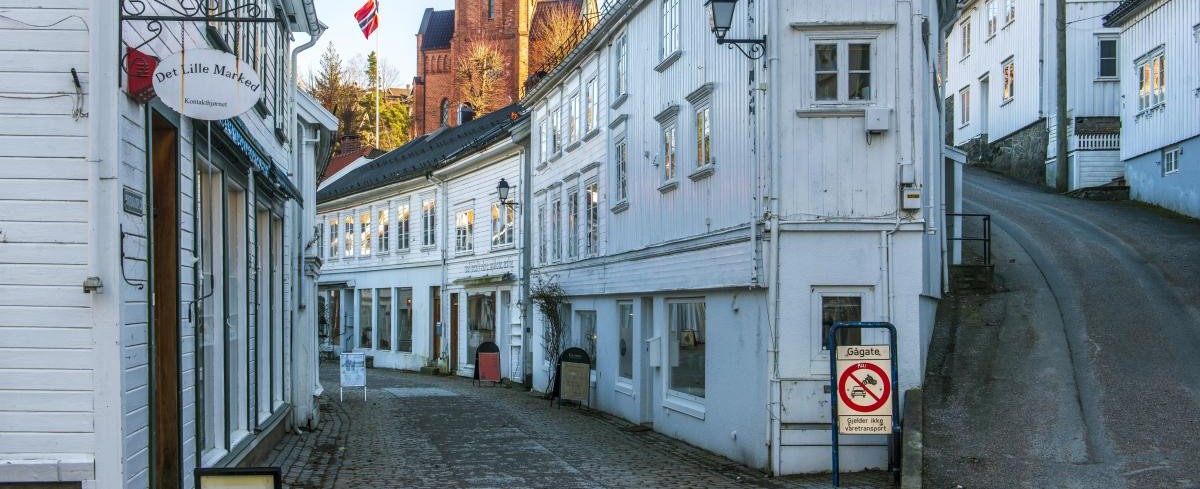 Din faste oase for vipper, bryn og vakre negler en kort kjøretur fra Tvedestrand